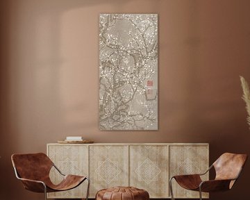 Japanischer Vintage-Druck. Pflaumenblüte bei Vollmond in hellem Taupe