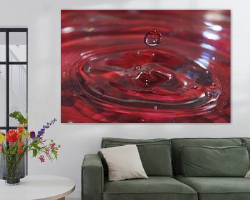 Kunst met water druppels Balk Friesland kleur rood van Fotografie Sybrandy