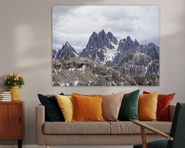 Majestic rock formations tower impressively into the sky: the Three Peaks present themselves in perfect light, surrounded by rugged peaks, alpine paths and barren high mountain landscape.