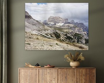 Majestic rock formations tower impressively into the sky: the Three Peaks present themselves in perfect light, surrounded by rugged peaks, alpine paths and barren high mountain landscape.
