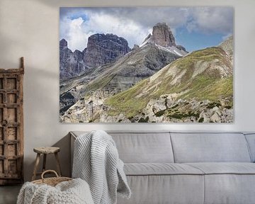 Majestic rock formations tower impressively into the sky: the Three Peaks present themselves in perfect light, surrounded by rugged peaks, alpine paths and barren high mountain landscape.