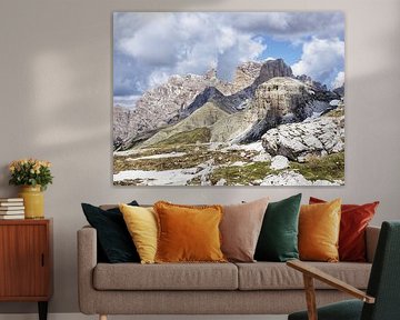 Majestic rock formations tower impressively into the sky: the Three Peaks present themselves in perfect light, surrounded by rugged peaks, alpine paths and barren high mountain landscape.