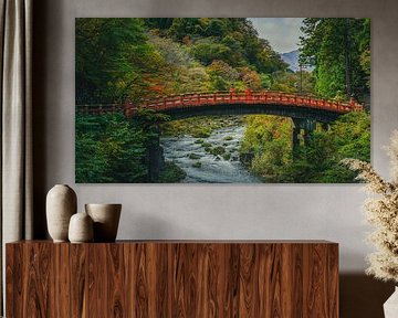 Die Shinkyo-Brücke: Rote Ikone über den Daiya-gawa