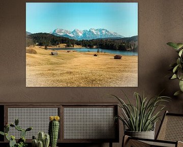 Frühlingszauber am Geroldsee – zarte Krokusblüten, ruhiges Wasser und beeindruckende Bergkulisse. Ein romantisches Alpenmotiv voller Farbe und Ruhe. von Miriam Schwarzfischer Fotografie