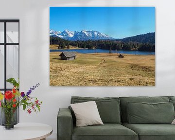 Frühlingszauber am Geroldsee – zarte Krokusblüten, ruhiges Wasser und beeindruckende Bergkulisse. Ein romantisches Alpenmotiv voller Farbe und Ruhe. von Miriam Schwarzfischer Fotografie
