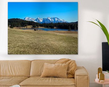 Frühlingszauber am Geroldsee – zarte Krokusblüten, ruhiges Wasser und beeindruckende Bergkulisse. Ein romantisches Alpenmotiv voller Farbe und Ruhe. von Miriam Schwarzfischer Fotografie