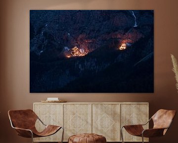 Traditionelle Bergfeuer über Ehrwald – beeindruckende Lichtlinien an den Hängen des Wettersteins, die die Tiroler Bergwelt in magisches Glühen tauchen. Ein außergewöhnliches Motiv alpiner Kultur. von Miriam Schwarzfischer Fotografie