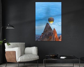 Heißluftballon und leuchtender Berg von Tilo Grellmann