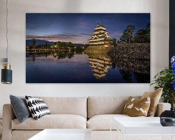 Matsumoto-jo bei Nacht: Licht, Spiegelung und zeitlose Schönheit