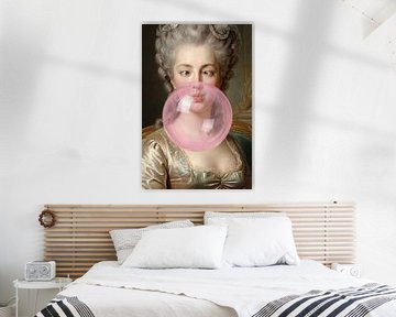 Frau in formellem Kleid bläst Kaugummi von Markus Gann