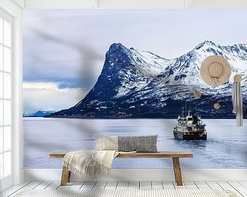 Bergen en vissersboot in de winter bij Harstad in Noorwegen