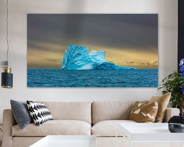 Majestueuze ijsberg in kalme zee van Chris Stenger