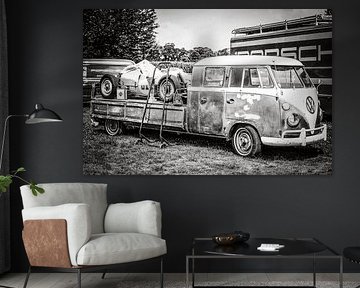 Volkswagen Transporter à plateau avec une voiture de course Porsche sur Sjoerd van der Wal Photographie