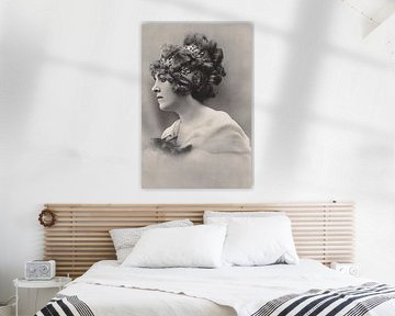 Beautiful vintage photo of a beautiful woman in black and white