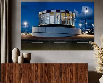 Bâtiment rond moderne la nuit sur le port sur Alexander Baumann