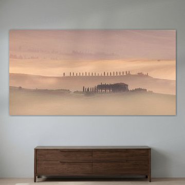 Matinée brumeuse dans le Val d'Orcia en Toscane, Italie