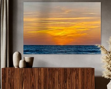 Coucher de soleil sur la mer par temps orageux