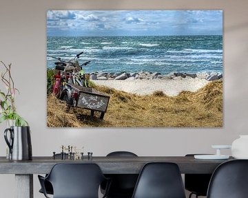 Vélos sur la plage avec vue sur la mer sur Alexander Baumann