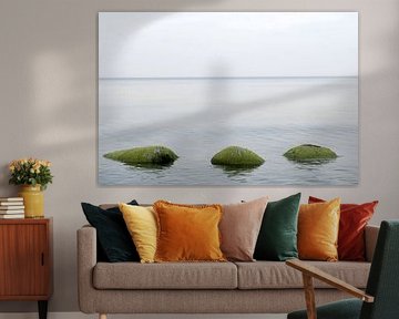 Trois pierres dans la mer - Repos côtier minimaliste sur Alexander Baumann