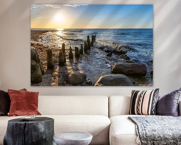 Zonsondergang op het strand van de Baltische Zee