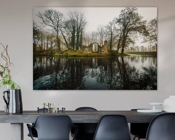 Ruïne Toutenburgh Stadspark Old Ruitenborgh Vollenhove in de mist van R Smallenbroek