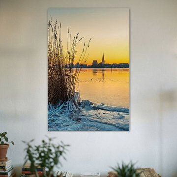 Vue sur la Warnow de Rostock en hiver avec le lever du soleil
