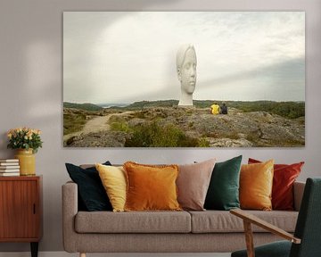 Stille reus - Monumentaal hoofd boven het kustlandschap van Sven Schleider