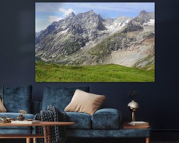 Le TMB autour du Mont-Blanc : un sentier de grande randonnée spectaculaire à travers la France, l'Italie et la Suisse - plein de glaciers, de sommets, de prairies alpines et de moments de montagne grandioses.