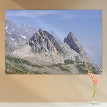 Mont Blanc: A spectacular long-distance hiking trail through France, Italy and Switzerland - full of glaciers, peaks, Alpine meadows and magnificent mountain moments.