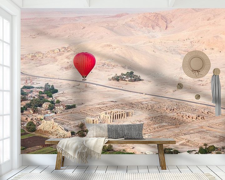 Sfeerimpressie behang: Rode luchtballon boven de oude tempels van Luxor, Egypte van Bart van Eijden