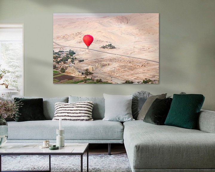 Sfeerimpressie: Rode luchtballon boven de oude tempels van Luxor, Egypte van Bart van Eijden