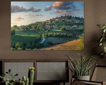 Goldenes Licht auf Casale Marittimo Dorf in der Toskana Landschaft von Stefano Orazzini