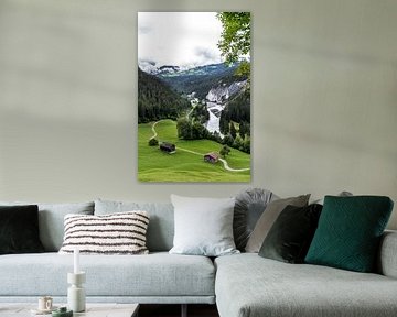 Grünes Alpental mit Flussbiegung