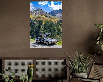 Klassischer DeLorean vor Bergkulisse von Daisy Renders