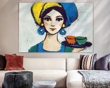 Bunt gekleidete Frau beim Servieren von OMG Art