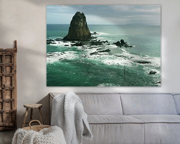 Gros rochers au milieu de la mer avec de grosses vagues