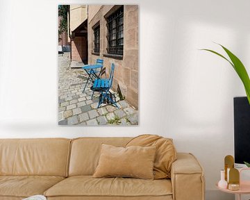 blaue Stühle und ein Tisch von Heiko Kueverling