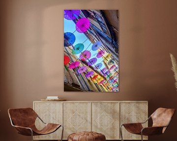 Veelkleurige paraplu's die boven de straat hangen als kleurrijk decora van Sjoerd van der Wal Fotografie