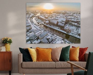 Die verschneite Thorbeckegracht in Zwolle an einem kalten Wintermorgen von oben gesehen von Sjoerd van der Wal Fotografie