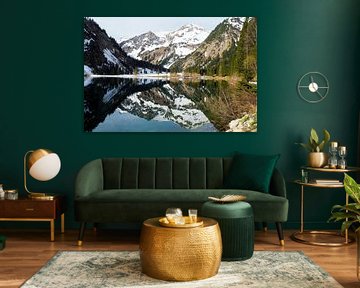 Vilsalpsee in het Tannheimer Tal - een betoverend bergmeer met heldere kleuren, een vredige sfeer en een indrukwekkend Tirools bergdecor. van Miriam Schwarzfischer Fotografie