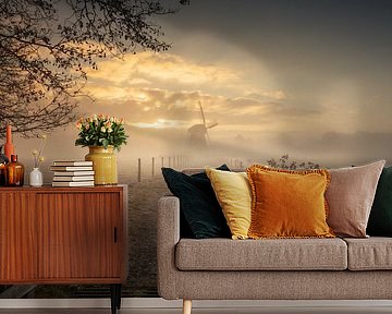 Molen De Zwaluw bij Oudemolen in mystieke ochtendmist