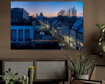 Bunte Abendansicht der Paul de Merten Avenue mit alter und neuer Apa