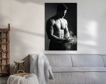 Muskulöser Mann klatscht in gepuderte Hände von Markus Gann