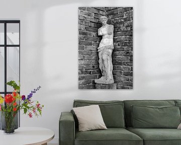 Skulptur vor Ziegelmauer von Rüdiger Rohmann