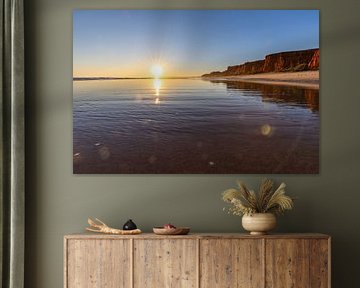 Sonnenuntergang am Sandstrand Praia da Falésia. Klippen Pinke Blumen bei Albufeira, Portugal von Fotos by Jan Wehnert