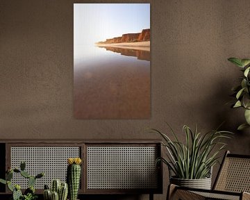 Sonnenuntergang am Sandstrand Praia da Falésia. Klippen Pinke Blumen bei Albufeira, Portugal von Fotos by Jan Wehnert