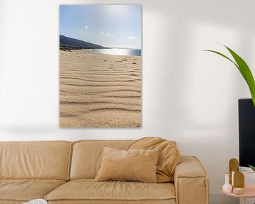 Uitzicht over een zandduin naar de zee, Duna de Valdevaqueros, Tarifa, Andalusië, Spanje. van Fotos by Jan Wehnert