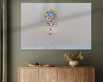 Een weg met een stopbord, geplakt op de Duna de Valdevaqueros, Tarifa, Andalusië, Spanje van Fotos by Jan Wehnert