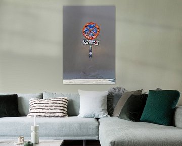 Een weg met een stopbord, vastgeplakt aan de Duna de Valdevaqueros, Tarifa, Andalusië, Spanje. van Fotos by Jan Wehnert