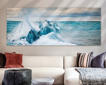 Wellen brechen sich am Gletschereis.